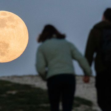 notte san lorenzo 2023 coppia davanti alla luna