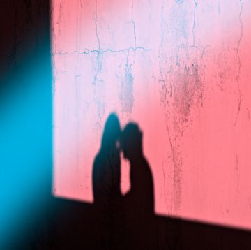 Visualize Passion shadow of a couple in love in an old wall jundiaí, são paulo state, brazil