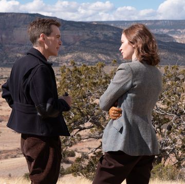 l to r cillian murphy is j robert oppenheimer and emily blunt is kitty oppenheimer in oppenheimer, written, produced, and directed by christopher nolan