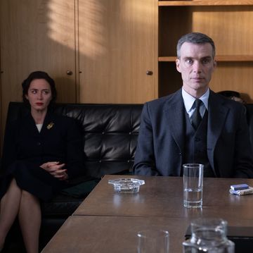 OPPENHEIMER l to r emily blunt is kitty oppenheimer and cillian murphy is j robert oppenheimer in oppenheimer, written, produced, and directed by christopher nolan