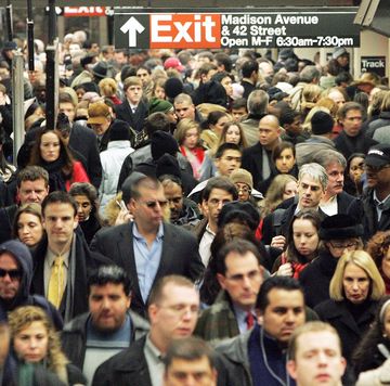 the crowded new york city subway