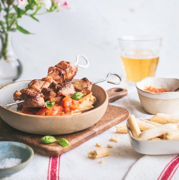 pincho morino de carne con salsa de tomate cherry pera