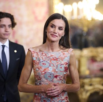 Moda Estate 2023 il vestito rosso di Mango di Letizia Ortiz moda estate 2023 il vestito rosso di mango di letizia ortiz