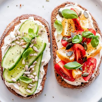 tostadas sanas y saludables con tomate, queso crema y pepino