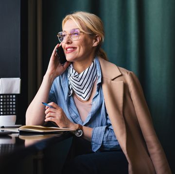 mujer trabajando mientras habla por teléfono